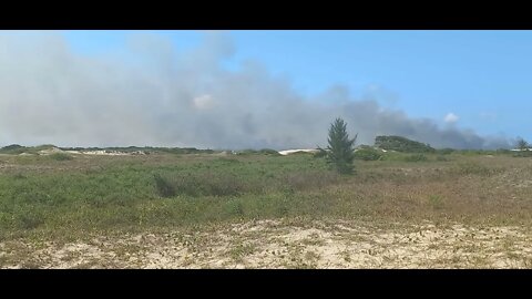 INCÊNDIO EM ÁREA DE RESTINGA EM CABO FRIO, RJ