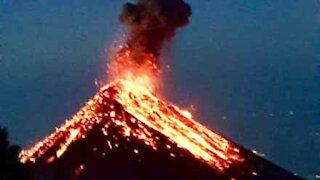 Un volcan explose en pleine nuit au Guatemala