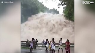 Inondazioni originano un'enorme cascata in una strada in India