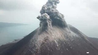 Le incredibili immagini del vulcano in eruzione in Indonesia