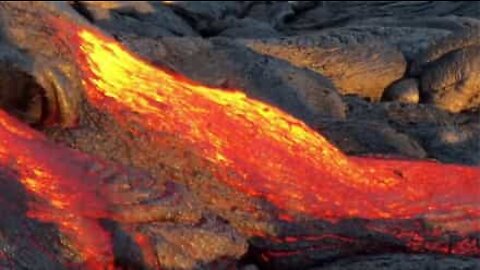 Vulkanen Kilaueas utbrott skapar en lavaflod