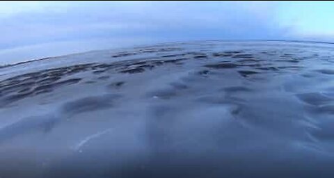 Frio congela ondas em lago no Canadá