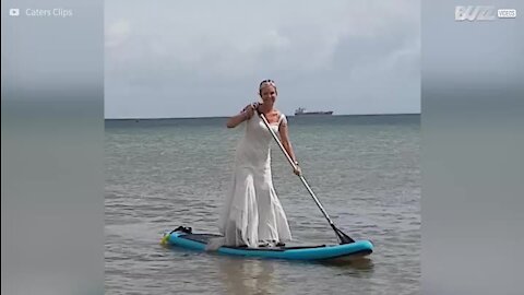 Senhora de 50 anos usa todos os dias o seu vestido de noiva