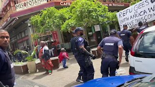 SOUTH AFRICA - Cape Town - Refugees violently removed from Cape Town CBD (Video) (Yo5)