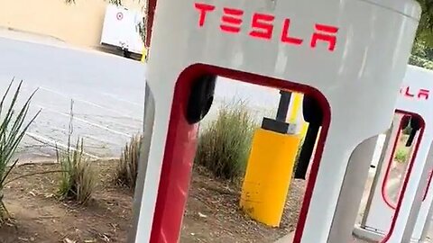 Tesla Supercharger station in the Bay Area hit by thieves with every charging cable cut