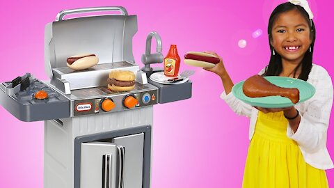 LITTLE CUTE GIRL PRETEND COOKING ON BBQ GRILL TOY