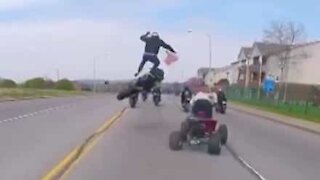 Motociclista lanciato in aria dopo uno scontro