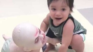 Boneco zombie torna-se brinquedo favorito de bebé