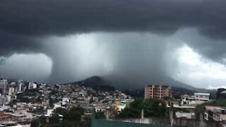 Une trombe d'eau apocalyptique filmée au Brésil