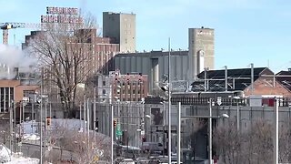 REM - 2 rames de 4 voitures dans Griffintown / centre-ville