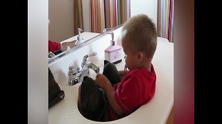 Toddler gives Himself a Bath