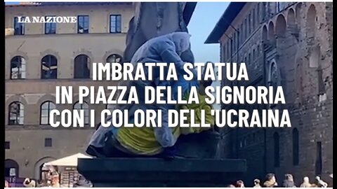 🔴 NWO, ITALIA: 8 marzo 2022, Ukronazi imbratta statua leone, Firenze piazza della Signoria