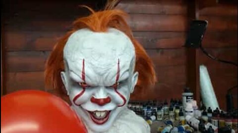 Artista cria escultura assustadoramente real do palhaço Pennywise