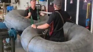 Ces employés se servent de pneus pour garder leurs distances