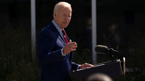 Biden defiende su mandato para vacunar a empleados ante amenazas de demandas