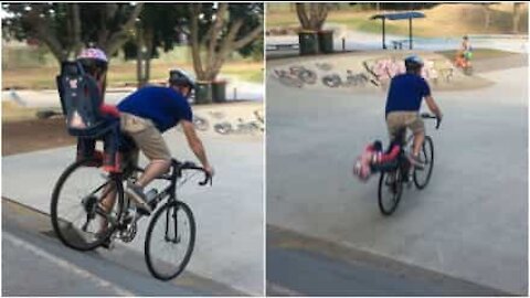 Pericolo: padre fa quasi cadere sua figlia dalla bici