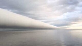 Raro fenomeno: nuvola gigante a forma di tubo