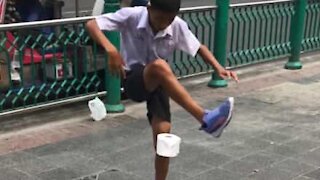 Cet enfant joue au foot comme un pro... avec un rouleau de papier toilette