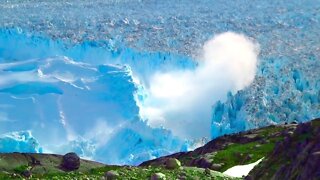Mountain of Ice COLLAPSES in Greenland