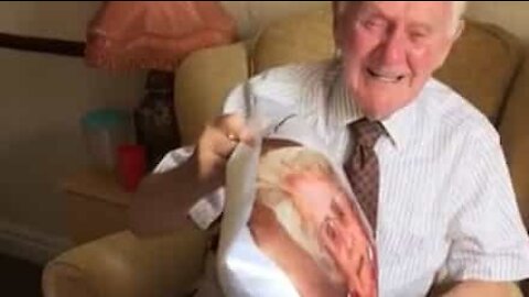 Elderly man in tears after receiving gift that reminds him of deceased wife