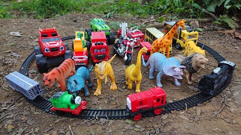 Mencari Harta Karun Mainan Spiderman, Kereta Api, Dinosaurus