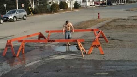 Canadense mergulha em piscina 'improvisada' no meio da estrada!