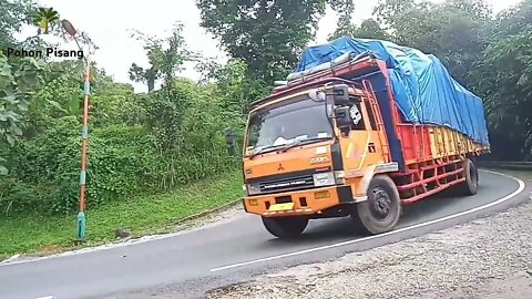 Dump Truck Besar Muat Pasir Batu