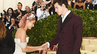 Hailey Baldwin Is In LOVE With Shawn Mendes!