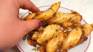 Red Pesto Puff Pastry Cheese Twists Recipe | Granny's Kitchen Recipes | Foietaj Răsucit cu Pesto