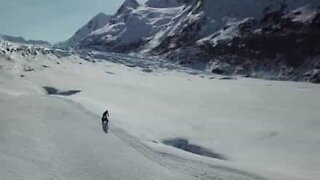 Fantastiche immagini di un giro in bici in Alaska