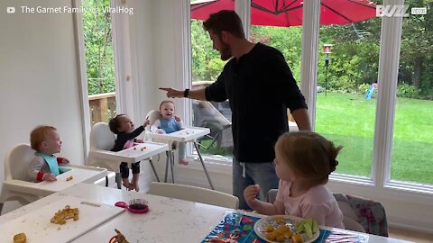 Ce papa fait rire aux éclats ses bébés pendant leur repas