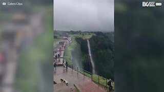 La cascata che torna su a causa del vento