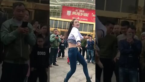 Hot Chinese Girl Dances In Public And Wows The Crowd