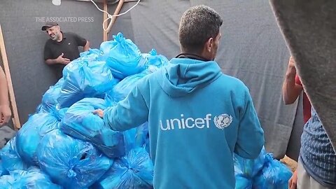 UN distributes aid to displaced Palestinians in Khan Younis in Gaza Strip