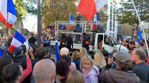 Manifestation au départ du Palais Royal à Paris le 17/09/2022 - Fabrice Di Vizio prend la parole