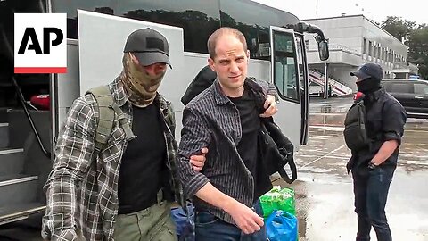 Russian security service footage shows Evan Gershkovich and other prisoners in transit| CN