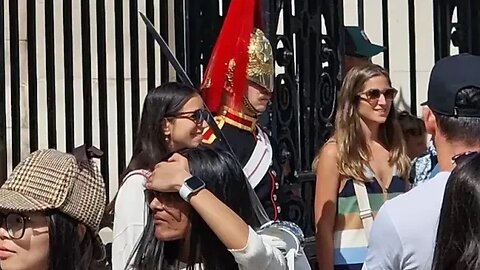 Don't touch the kings life guard and kid hides from the horse 😆 🤣 😂 #horseguardsparade