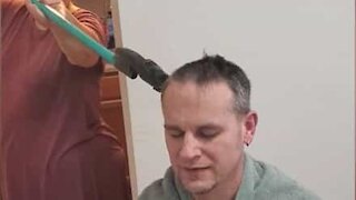 Man gets haircut respecting social distancing rules