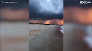 Une tempête s'abat soudainement sur une plage de Floride