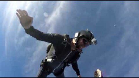 Paraquedistas dão "High five" a mais de 3 mil metros de altitude