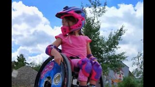 Menina paraplégica não desiste do seu sonho: treinar no skatepark!