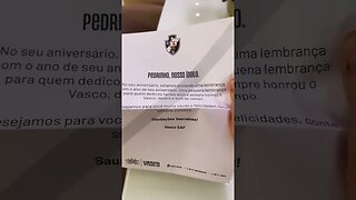 Pedrinho recebendo presente do Vasco