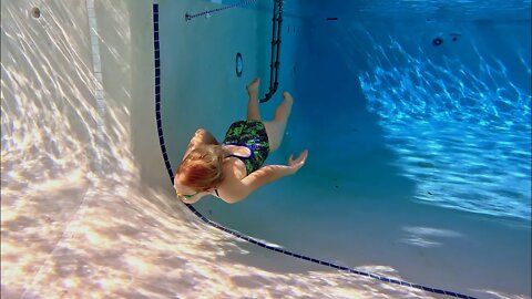 Hold your Breath for 2 Minutes and Swim Around The Pool With Elizabeth