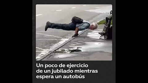 Un abuelo ruso hace plancha anaeróbica esperando el autobús