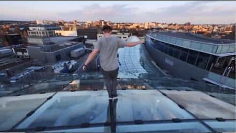 Parkour i shoppinggalleria skrämmer besökarna