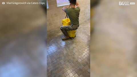 Soldado leva tombo hilário em balde de esfregão