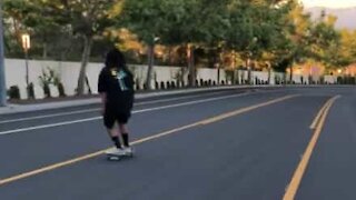 Un skateur chute alors qu'il se déplace à 50 km/h