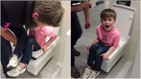 Un petit garçon coincé dans des toilettes d'exposition