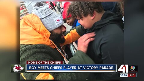 Chiefs' Jordan Lucas stops during Super Bowl parade to comfort crying boy