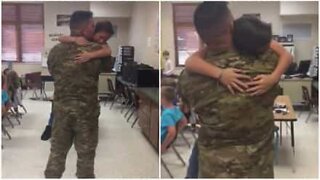 Soldat kommer hjem fra tjeneste og overrasker sønnen på skolen